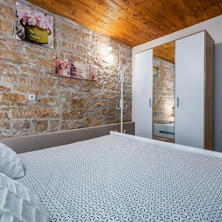 Sara Apartman *
